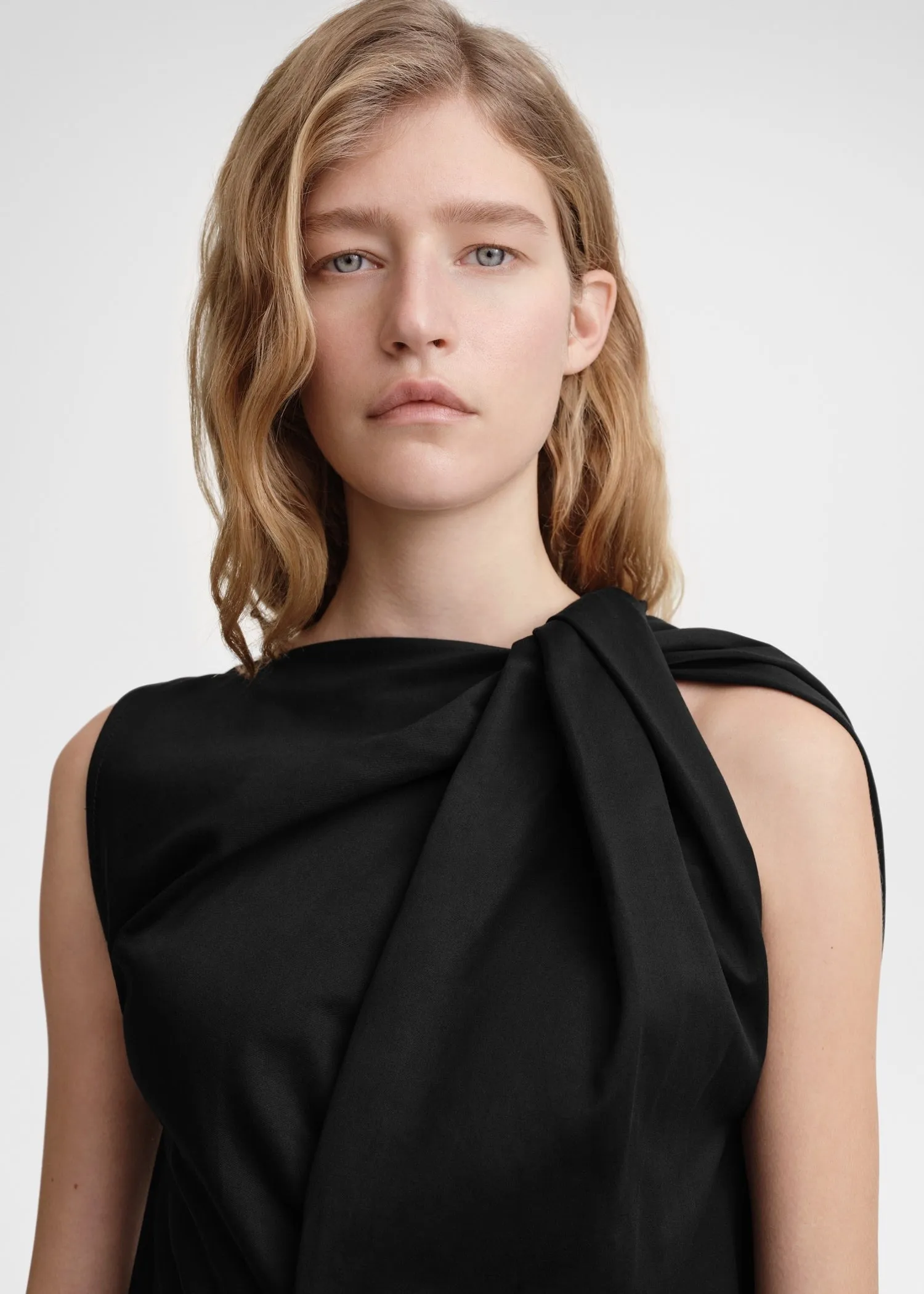 Shoulder-twist top black